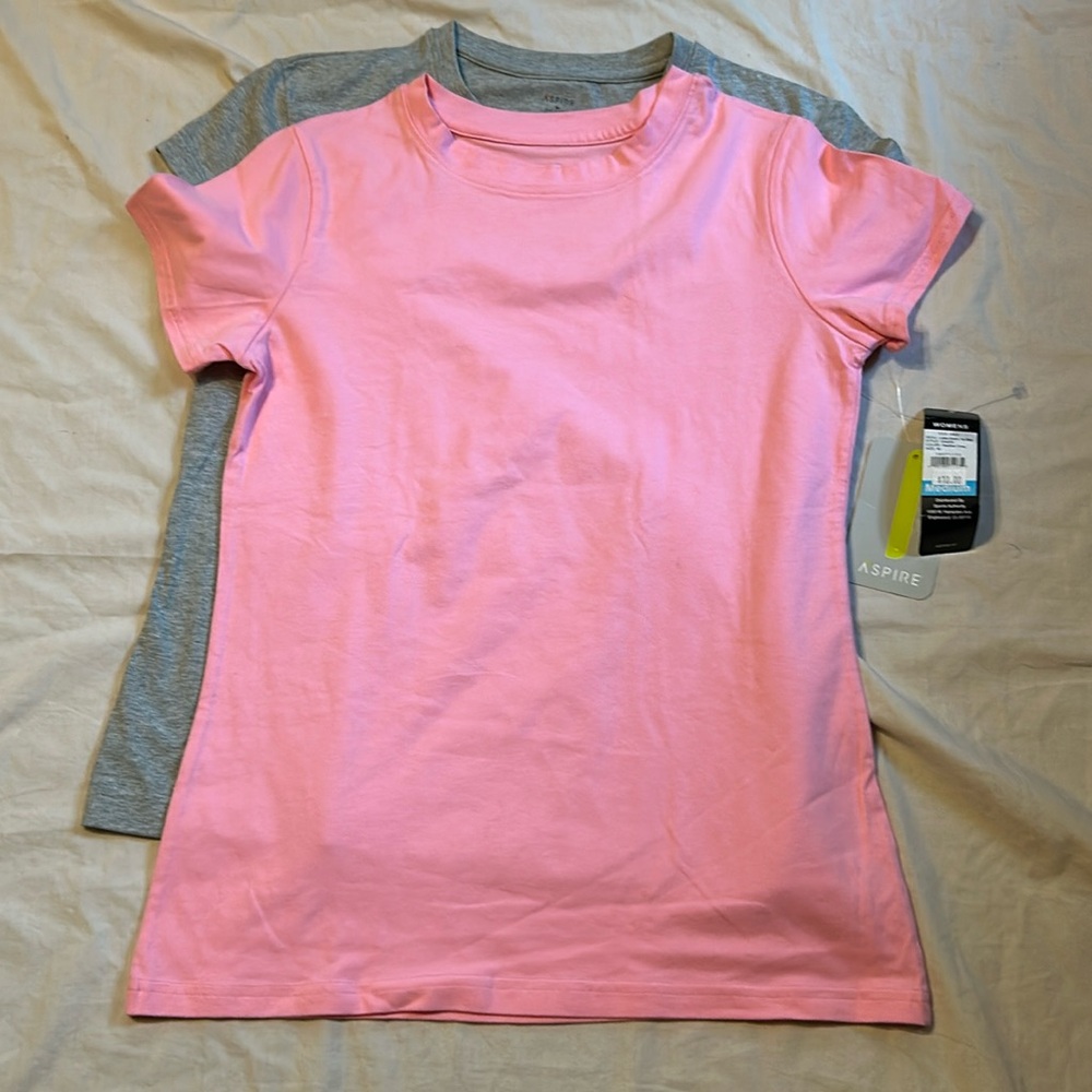 NWT women’s fitted T shirt